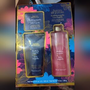 NWT!! JARDIN DE FLEURS Blackberry Magnolia Bath Set